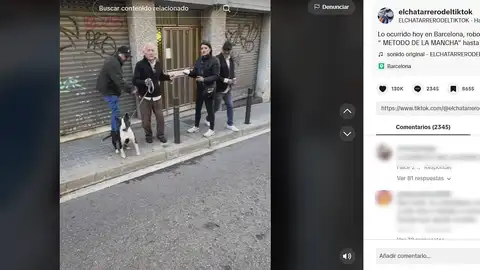 Robo viral: Un hombre graba como tres personas roban a una persona mayor y consigue que le devuelvan el dinero Robo viral: Un hombre graba como tres personas roban a una persona mayor y consigue que le devuelvan el dinero