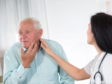 Persona mayor con problemas para tragar