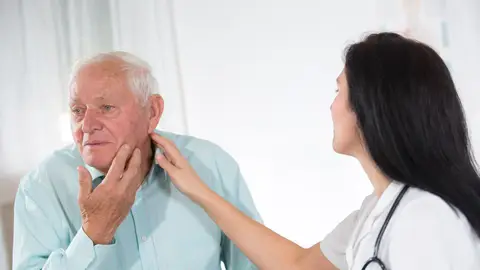 Persona mayor con problemas para tragar Persona mayor con problemas para tragar