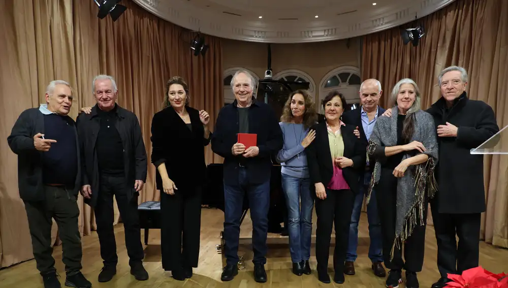  Joan Manuel Serrat junto a diferentes personalidades del mundo de la cultura
