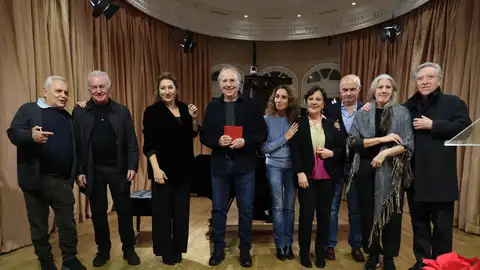 Joan Manuel Serrat junto a diferentes personalidades del mundo de la cultura Joan Manuel Serrat junto a diferentes personalidades del mundo de la cultura