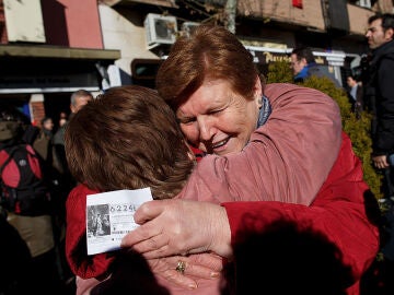 Mujeres abrazándose tras ganar la Lotería de Navidad