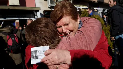 Mujeres abrazándose tras ganar la Lotería de Navidad Mujeres abrazándose tras ganar la Lotería de Navidad