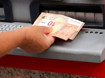 Extrayendo dinero de un cajero autom&aacute;tico
