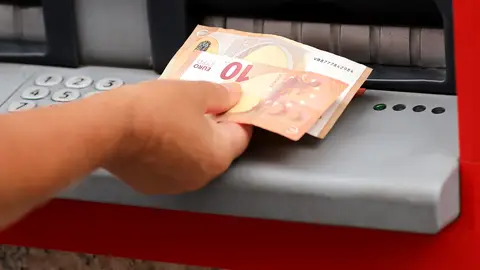Extrayendo dinero de un cajero automático Extrayendo dinero de un cajero automático