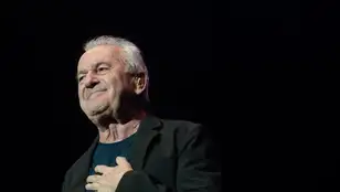 El cantautor Víctor Manuel en el final de su tour con motivo del 75 aniversario, en el Wizink Center de Madrid.