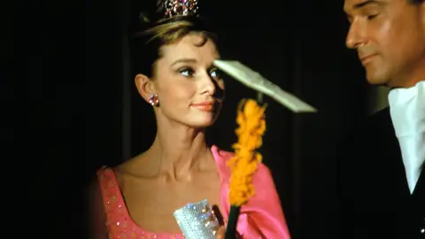 Fotograma de la película Desayuno con diamantes, con Audrey Hepburn y el vestido rosa Fotograma de la película Desayuno con diamantes, con Audrey Hepburn y el vestido rosa