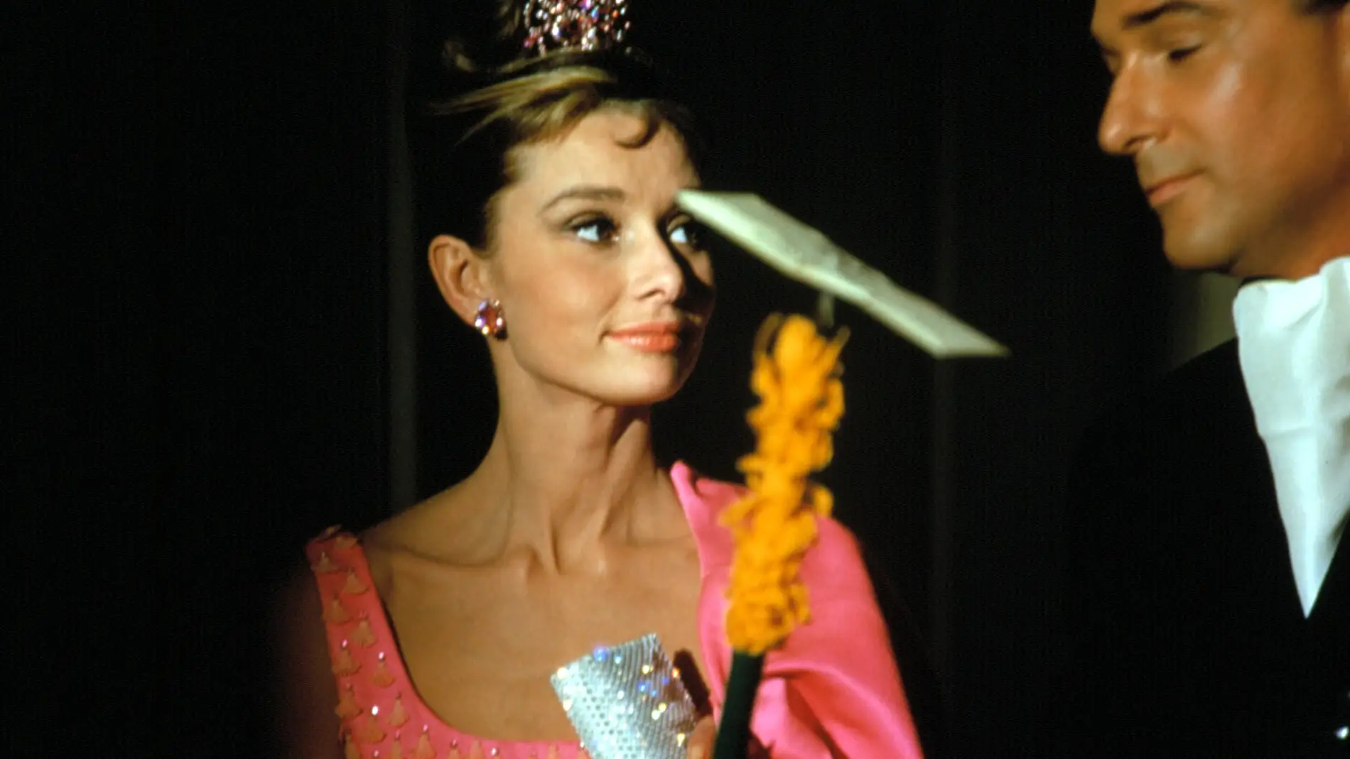 Fotograma de la película Desayuno con diamantes, con Audrey Hepburn y el vestido rosa