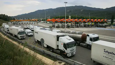 Las nuevas propuestas de la Comisión Europea que afectan a transportistas y camioneros Camiones en un peaje