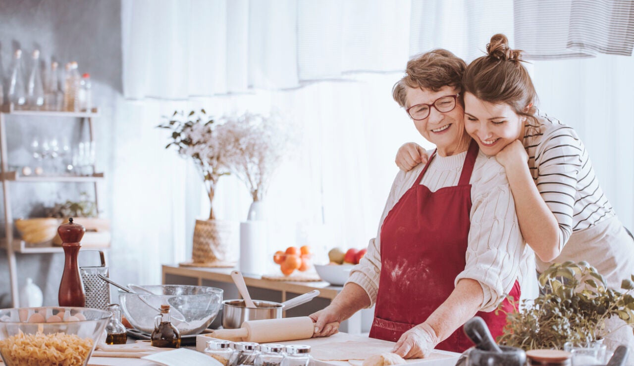 Una abuela cocinando con su nieta