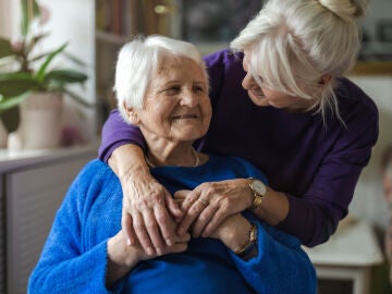 Un familiar cuidando a una mujer mayor