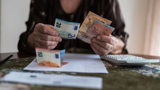 Mujer mayor calculando la pensi&oacute;n
