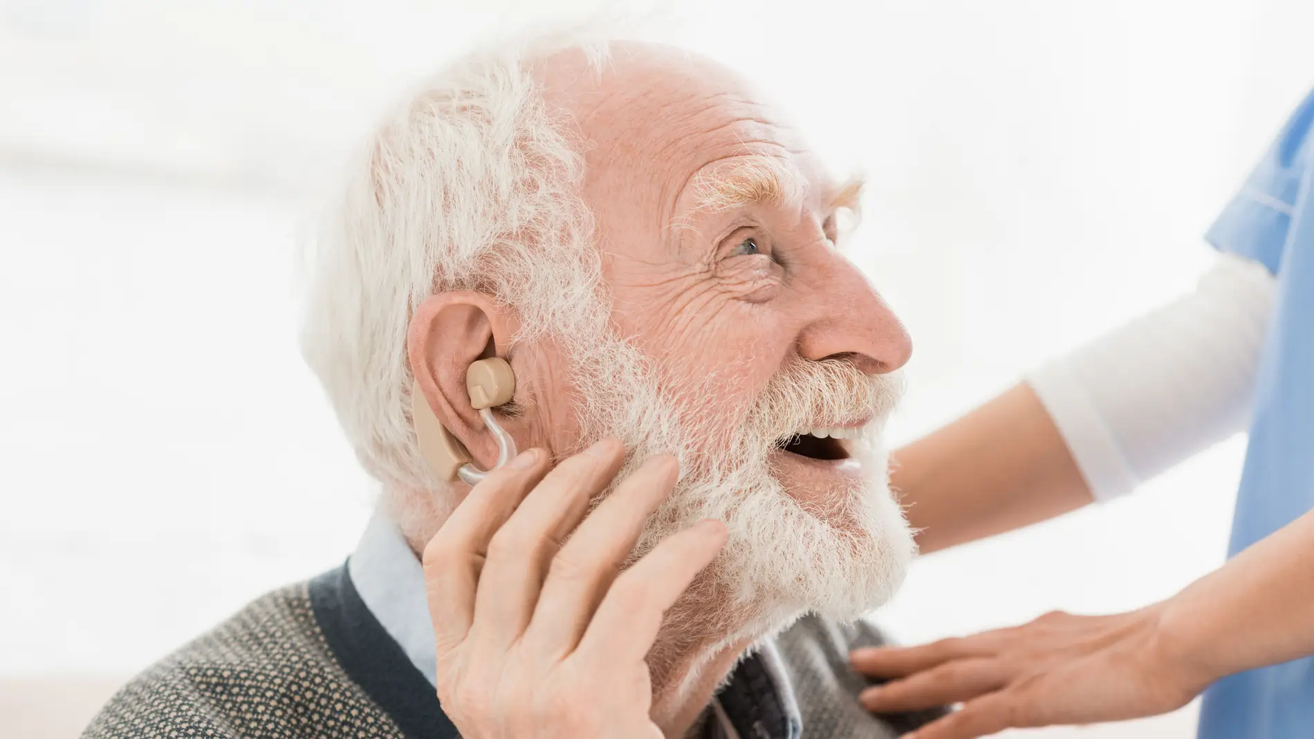 Hombre mayor usando audífonos