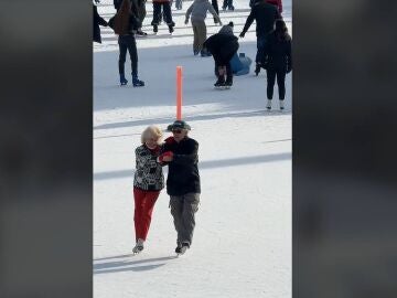 Bailando sobre hielo: Una pareja mayor sorprende con su habilidad patinando en una pista de hielo