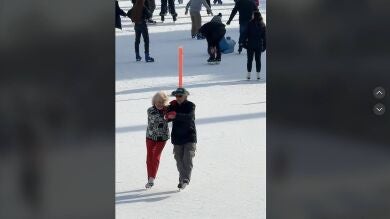 Bailando sobre hielo: Una pareja mayor sorprende con su habilidad patinando en una pista de hielo