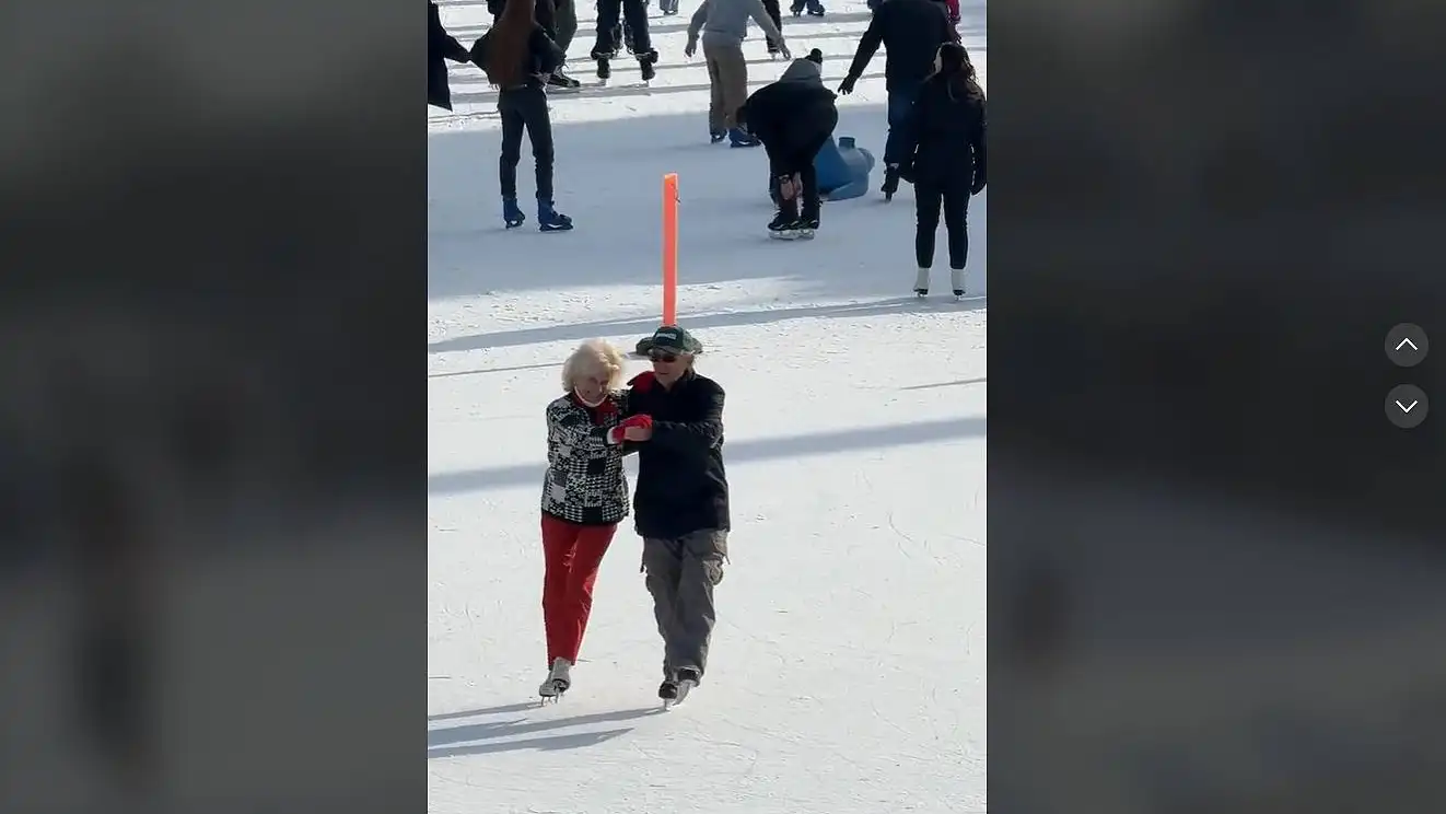 Bailando sobre hielo: Una pareja mayor sorprende con su habilidad patinando en una pista de hielo