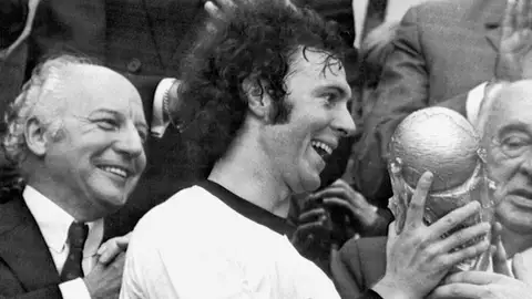 Franz Beckenbauer tras recibir el trofeo de la Copa del Mundo de 1974 Franz Beckenbauer tras recibir el trofeo de la Copa del Mundo de 1974
