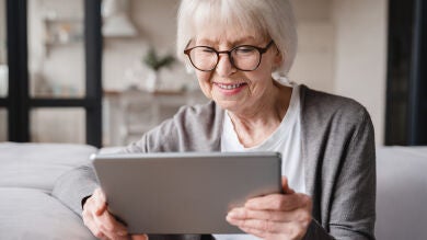 Crean una IA que se puede usar en WhatsApp para combatir la soledad en las personas mayores