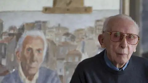 El pintor Luis Torras posa en su estudio de Vigo en 2013 El pintor Luis Torras posa en su estudio de Vigo en 2013