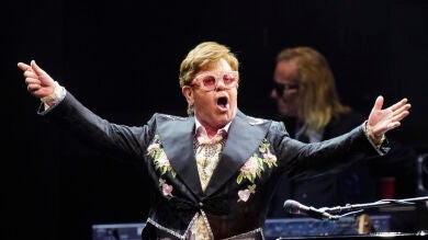 Elton John se convierte en un artista EGOT al ganar su primer Emmy