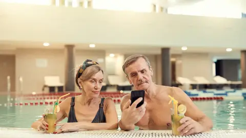 Pareja mayor en un balneario Pareja mayor en un balneario