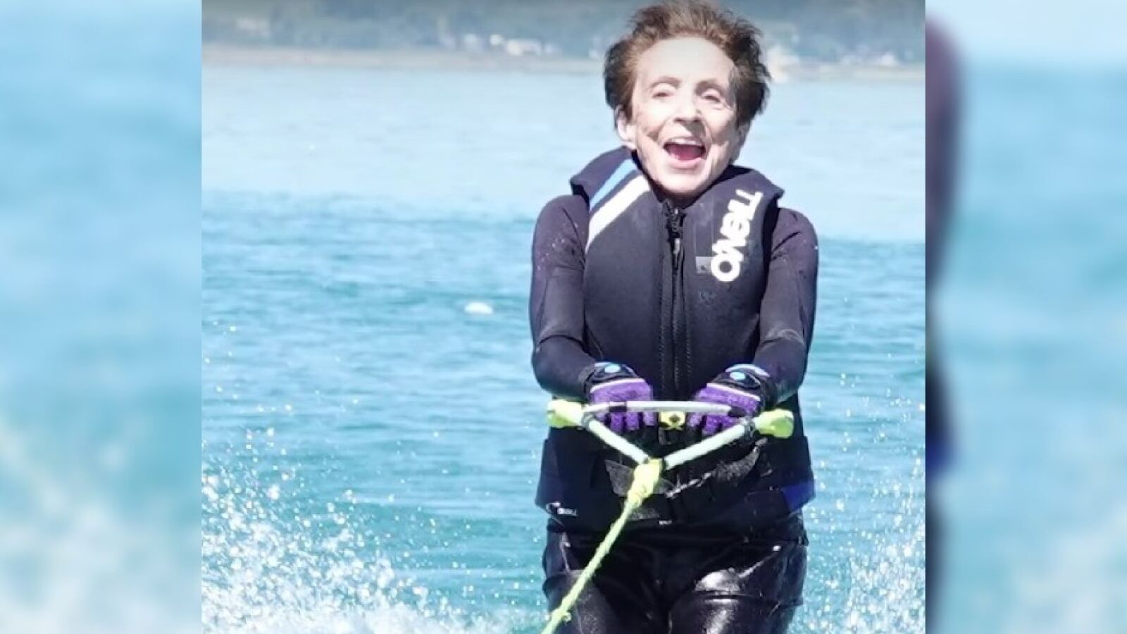 Así se mueve en el agua Dwan Jacobsen a sus 92 años, la esquiadora acuática más longeva del mundo: 