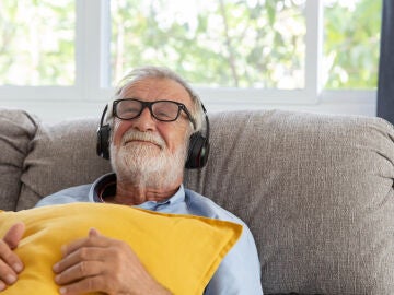 Hombre mayor escuchando m&uacute;sica