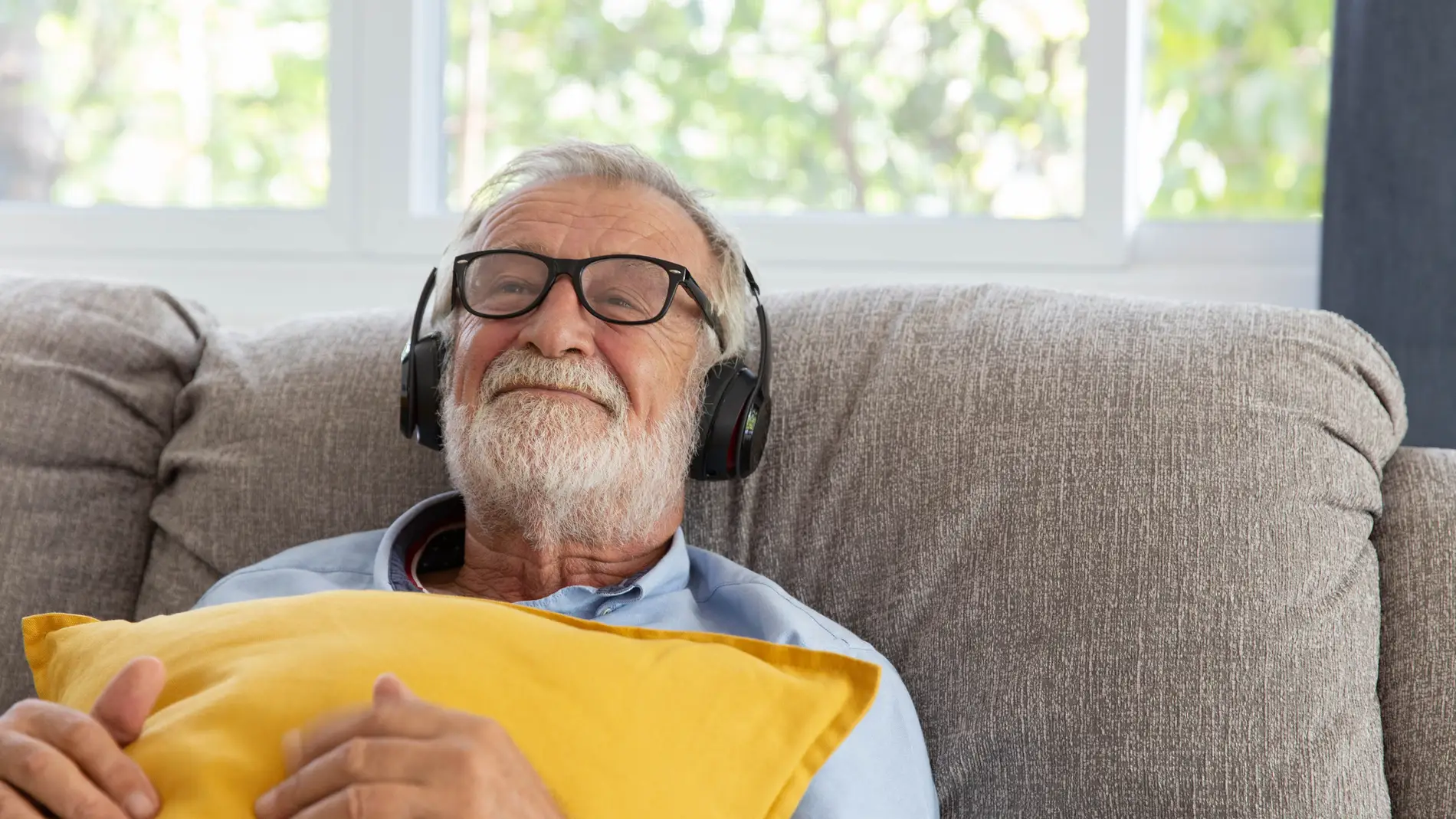 Hombre mayor escuchando música