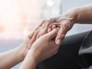 Manos de persona mayor y persona joven