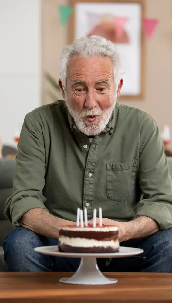 persona mayor cumpleaños