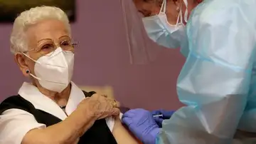  Araceli Hidalgo con 96 años poniéndose la vacuna contra la covid-19