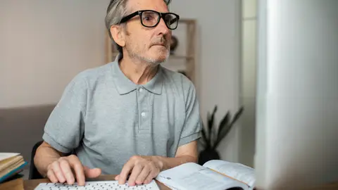 Persona mayor estudiando Persona mayor estudiando