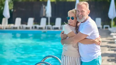 Personas mayores en una piscina Personas mayores en una piscina