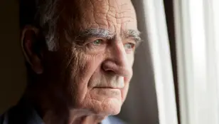 Hombre mayor que sufre soledad