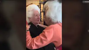 Sorprende a su mejor amiga de 91 años tras 15 sin verse