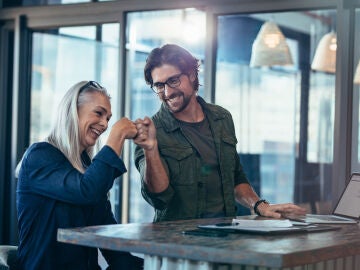 Colegas de trabajo de diferente g&eacute;nero y edad