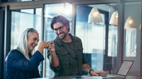 Colegas de trabajo de diferente género y edad Colegas de trabajo de diferente género y edad