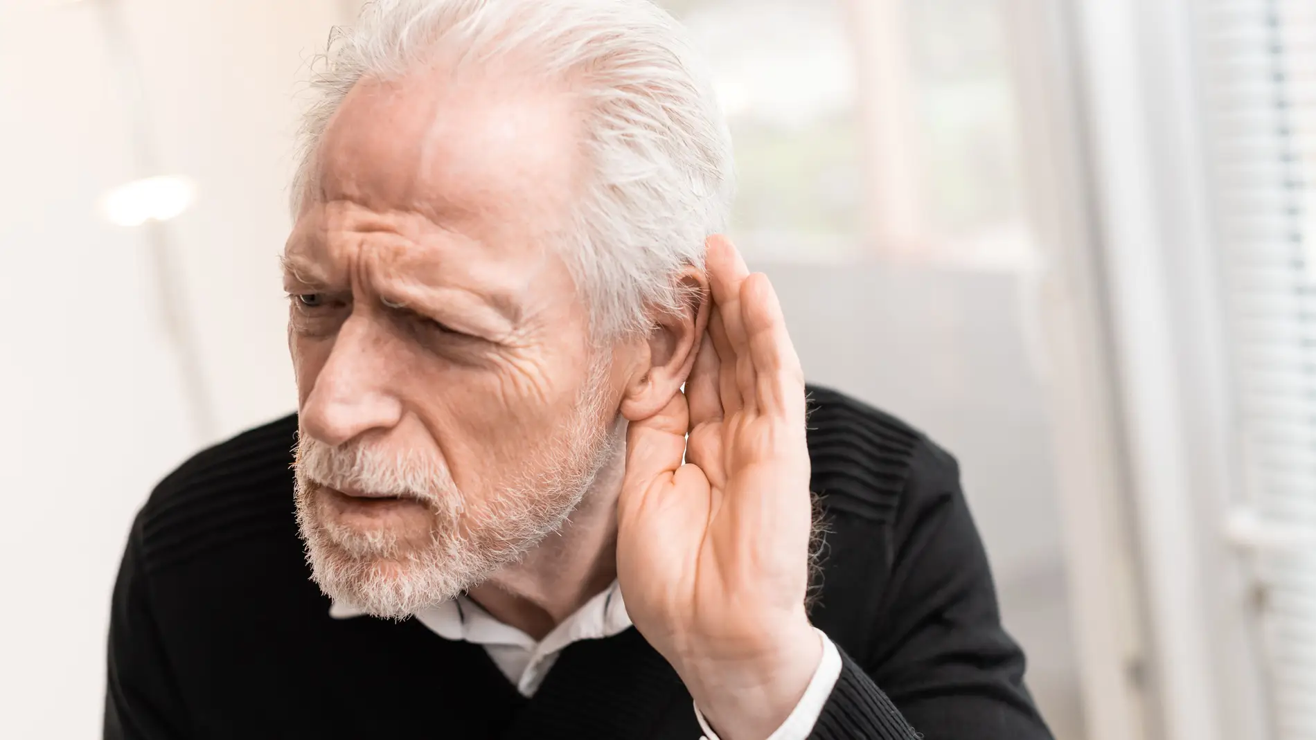 Hombre mayor con problemas de oido