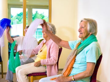 Personas mayores haciendo ejercicios en residencias