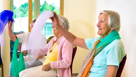 Personas mayores haciendo ejercicios en residencias Personas mayores haciendo ejercicios en residencias