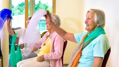 Los divertidos juegos que este neerlandés crea para fomentar la movilidad en residencias 