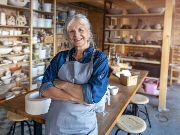 Mujer mayor en un taller