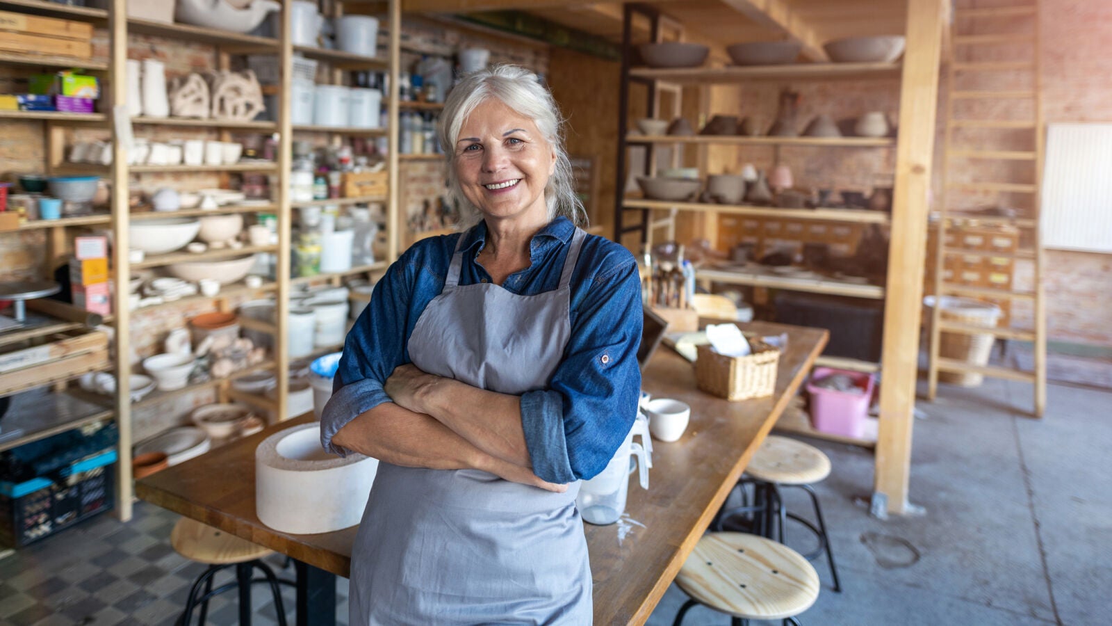 Los requisitos para que los mayores de 52 puedan cobrar el subsidio y trabajar a la vez