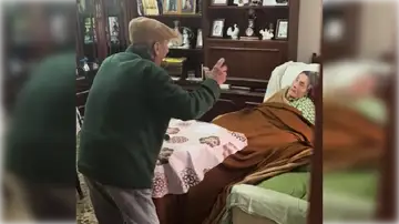 Un abuelo baila para animar a su mujer con Alzheimer