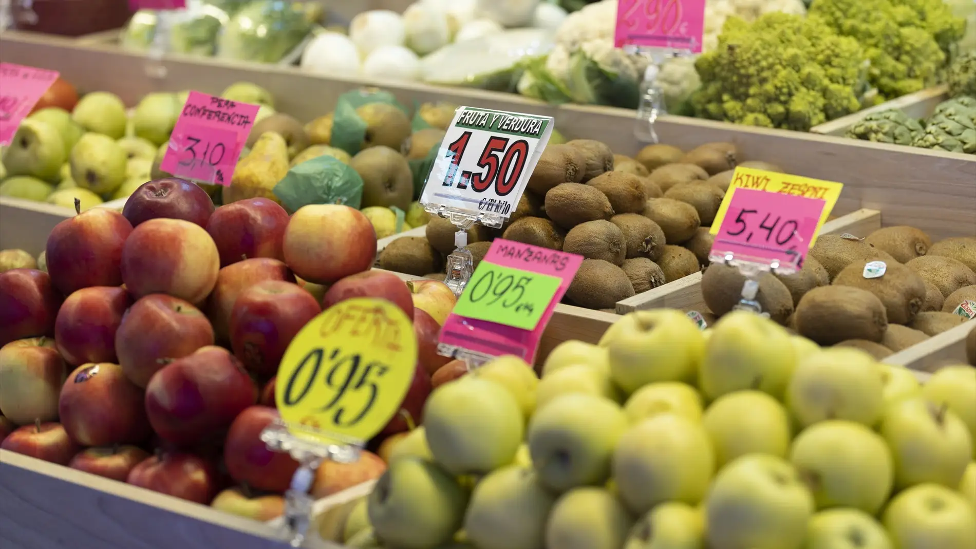 Manzanas y otras frutas en una frutería en un puesto de un mercado