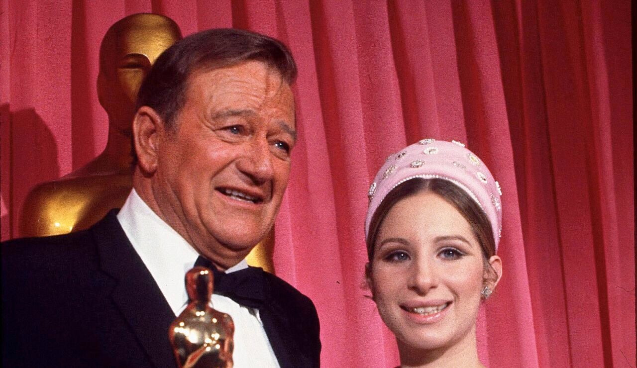 John Wayne recogiendo su &Oacute;scar junto a Barbara Streisand en 1970