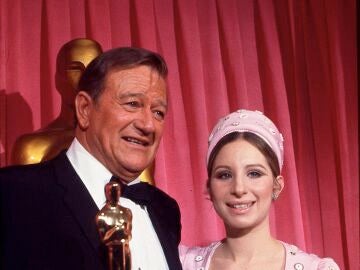 John Wayne recogiendo su &Oacute;scar junto a Barbara Streisand en 1970