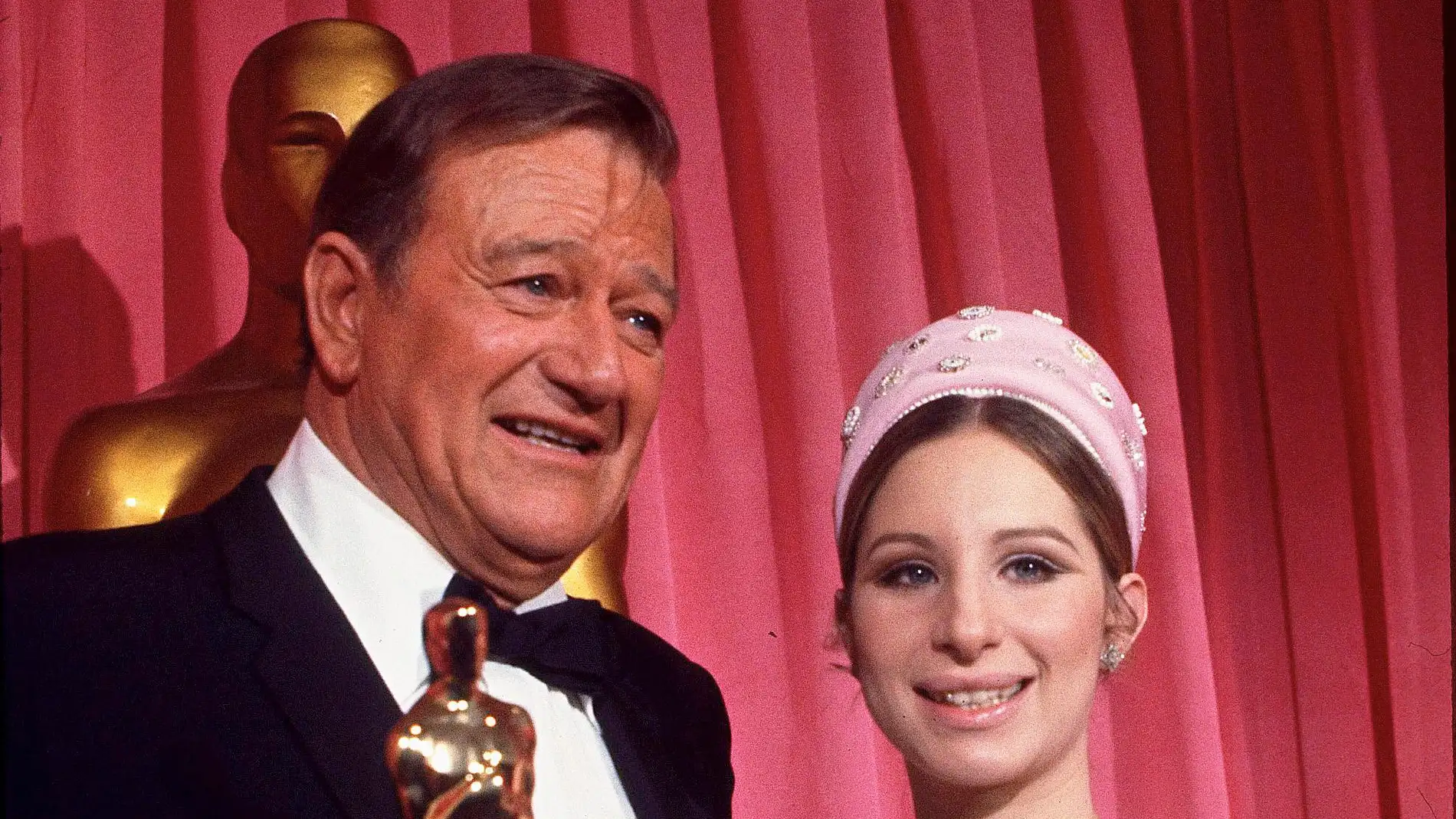 John Wayne recogiendo su Óscar junto a Barbara Streisand en 1970