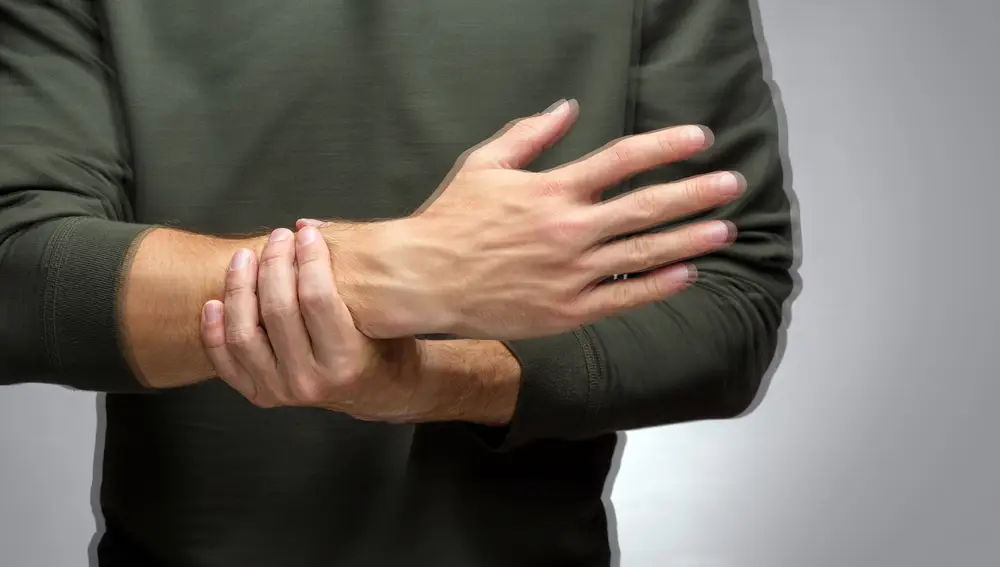 Hombre con temblores en la mano como el Parkinson