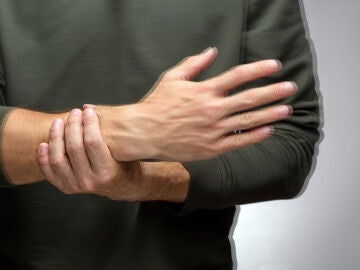 Hombre con temblores en la mano como el Parkinson